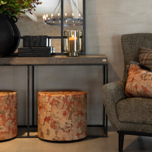 Artwood Cortina puff med Rosehill Brun-trekk ved lenestol
