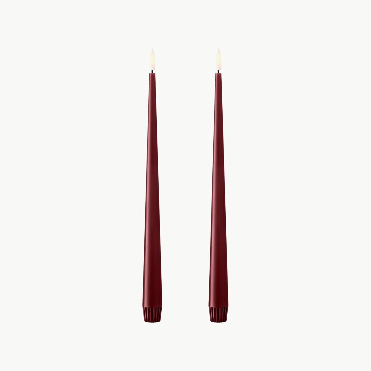 Ester & Erik LED-stakelys Deep Wine No. 44/2 – 30 cm, to lys på lys bakgrunn