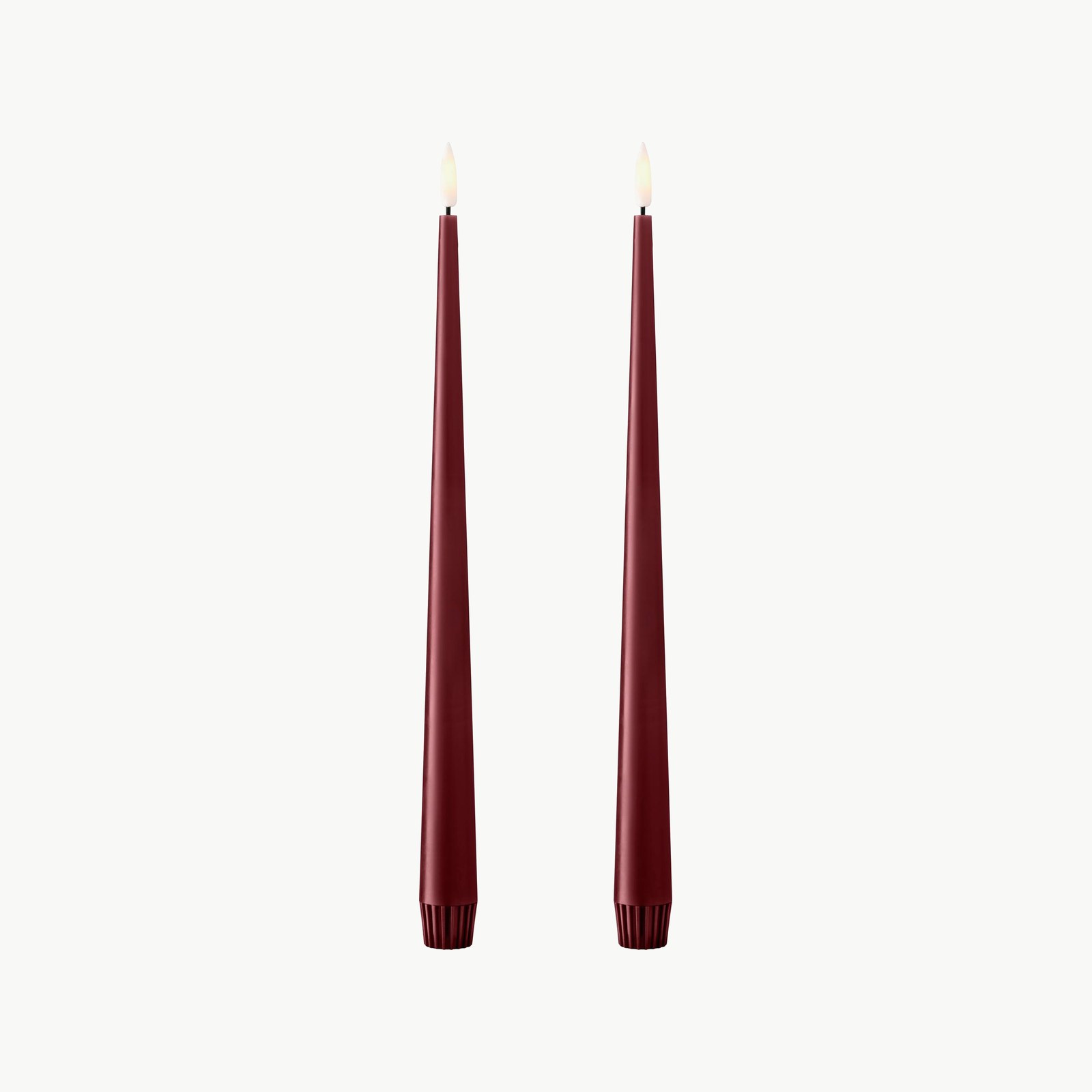 Ester & Erik LED-stakelys Deep Wine No. 44/2 – 30 cm, to lys på lys bakgrunn
