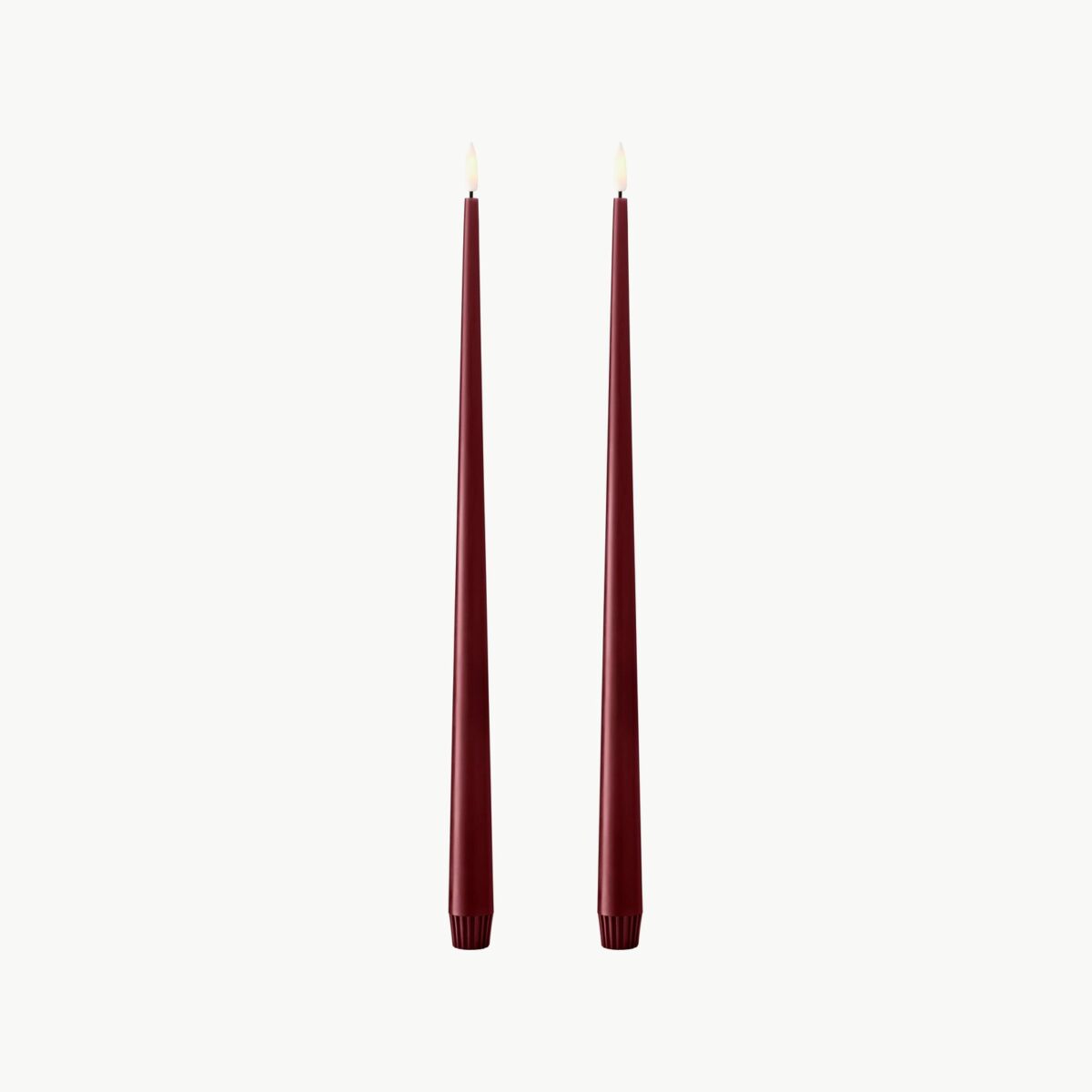 Ester & Erik LED-stakelys Deep Wine No. 44/2 – 40 cm, to lys på lys bakgrunn
