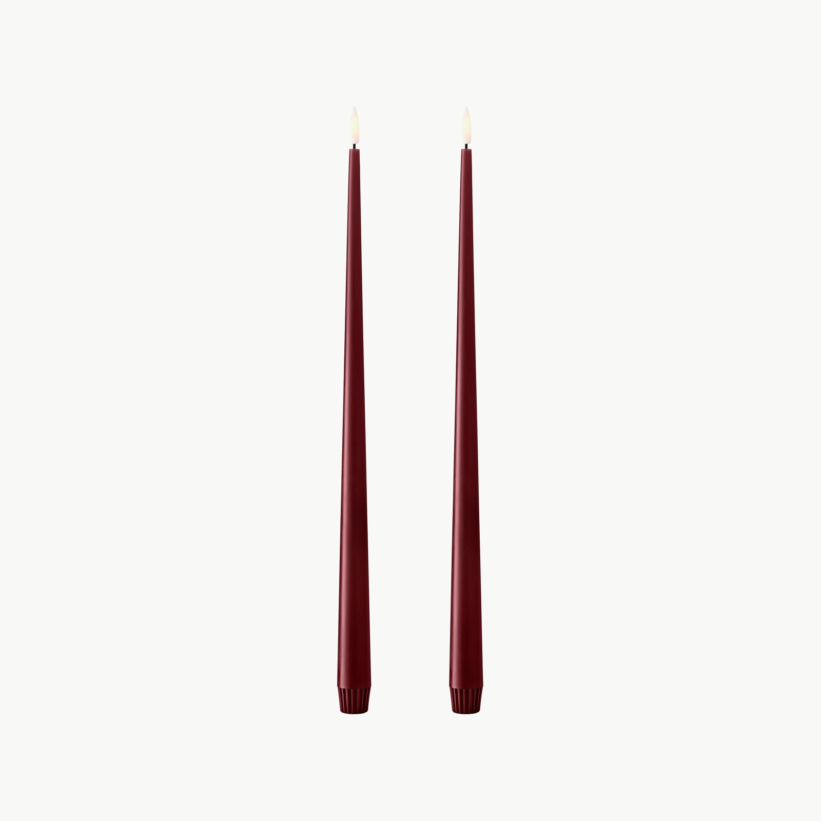 Ester & Erik LED-stakelys Deep Wine No. 44/2 – 40 cm, to lys på lys bakgrunn