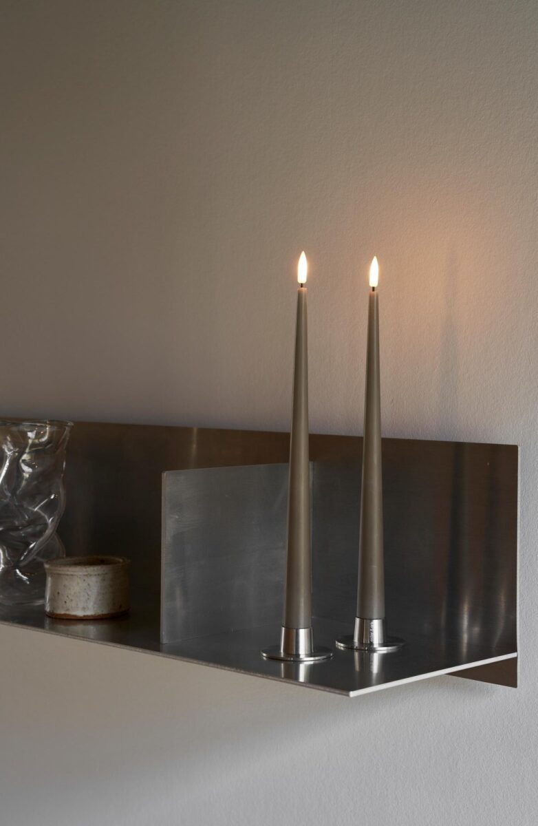 Ester & Erik lysestake Medium børstet sølv med LED-stakelys på hylle