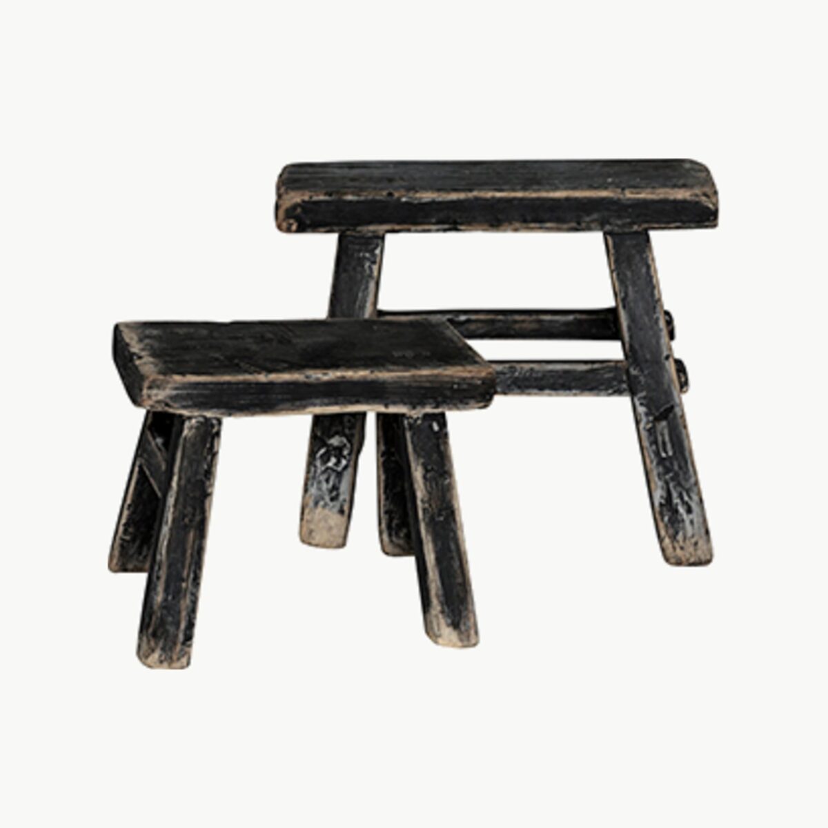 Liten firkantet vintage krakk i sortvokset tre