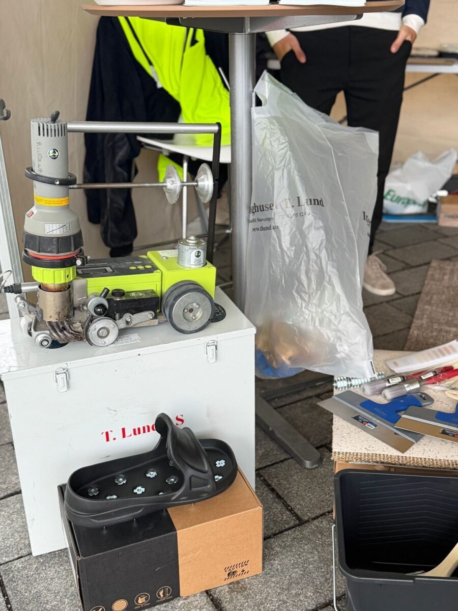 Sveisemaskin for vinylgulv, sparkler og pensler utstilt på T. Lund sin stand på Fagsafari