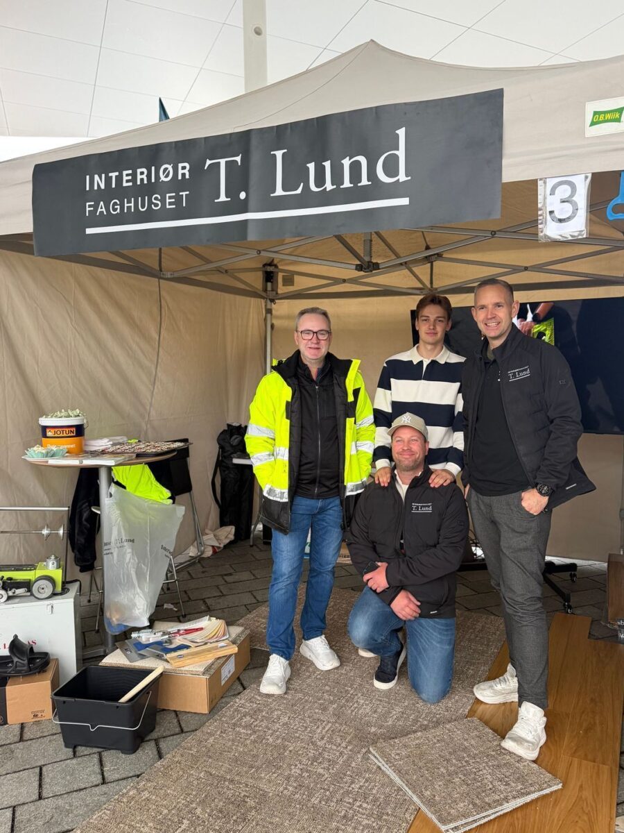 Ansatte fra Interiørfaghuset T. Lund foran standen på Fagsafari på Ruten i Sandnes