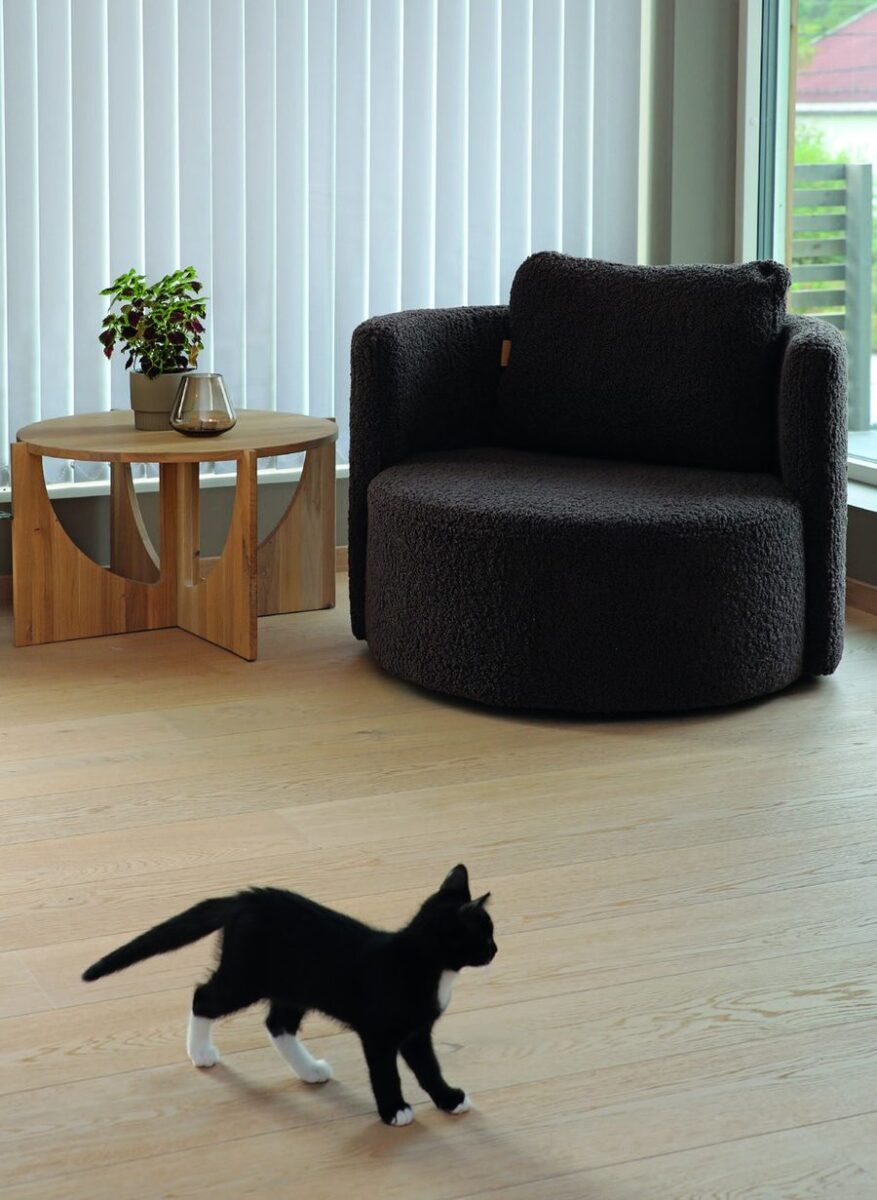 Lyst finsortert eikegulv Ecowood Trendy lagt i stue