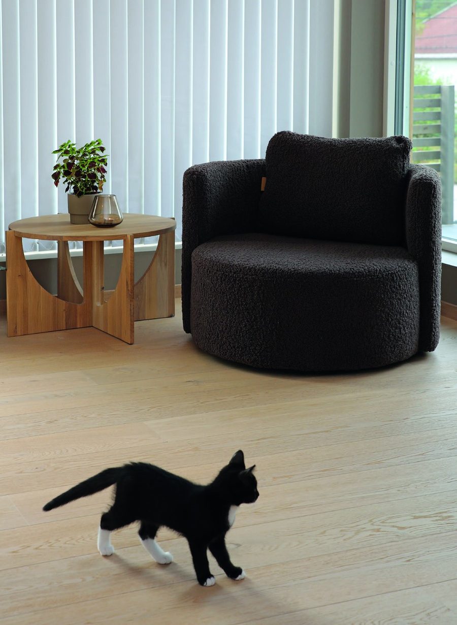 Lyst finsortert eikegulv Ecowood Trendy lagt i stue