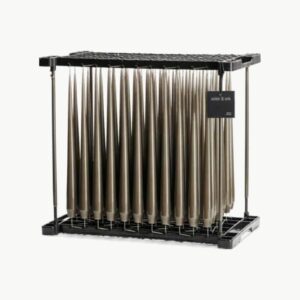Stagelys 32 cm i Caviar matt fra Ester & Erik i stativ