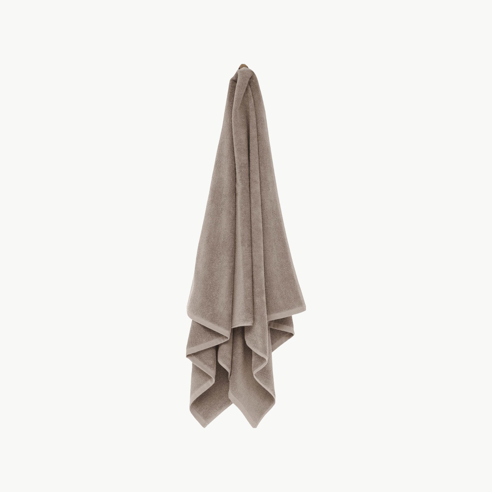 Høie Everyday håndkle i beige hengende