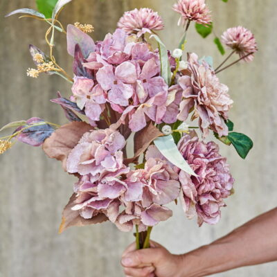 Kunstig Hortensia i dus lilla farge.