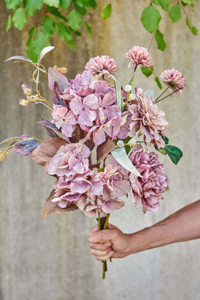 Kunstig Hortensia i dus lilla farge.