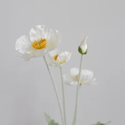 Nydelig kunstig blomst. Kremfarget Valmue. 60cm. Veldig i naturtro i form og farge. Laget av 80% silke