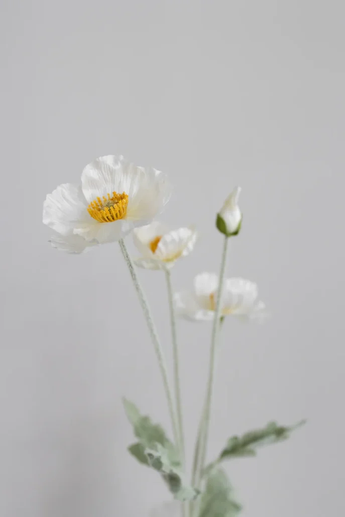 Nydelig kunstig blomst. Kremfarget Valmue. 60cm. Veldig i naturtro i form og farge. Laget av 80% silke