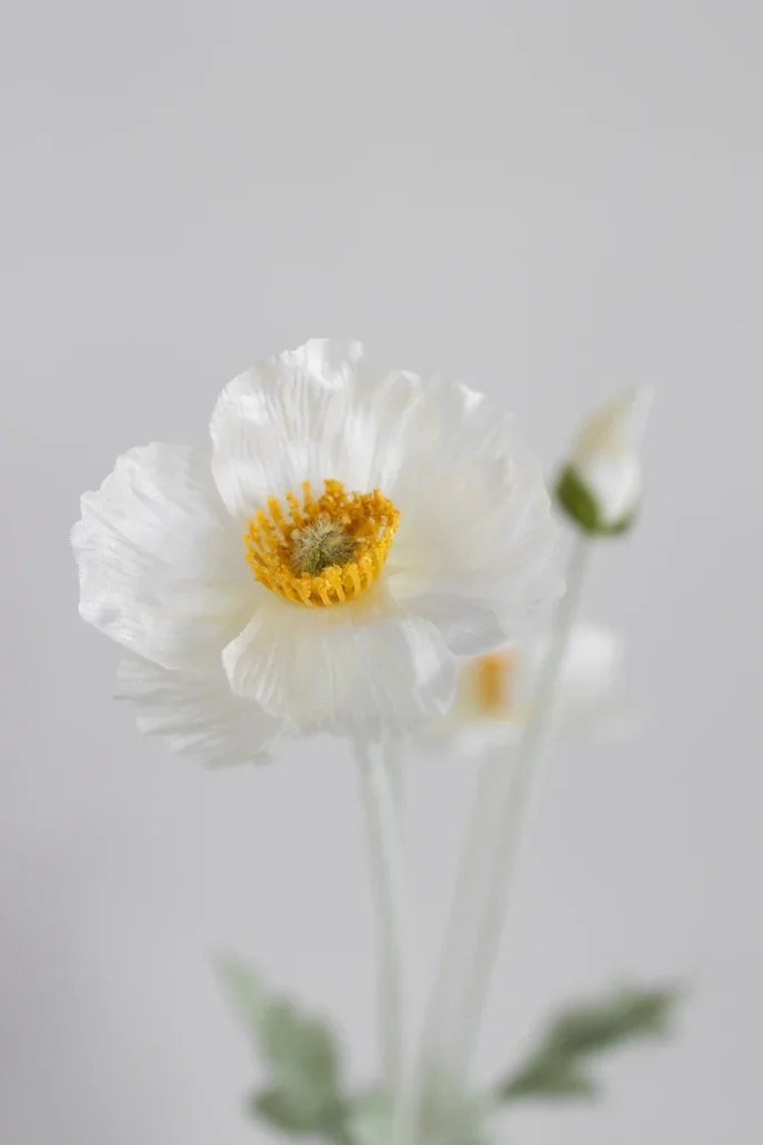 Nydelig kunstig blomst. Kremfarget Valmue. 60cm. Veldig i naturtro i form og farge. Laget av 80% silke